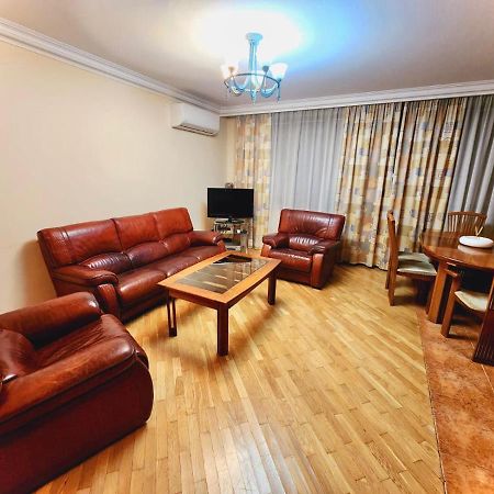 Family Spacious 3 Bedroom Apartment In The Middle Of City Center, Next To North Avenue 耶烈万 外观 照片