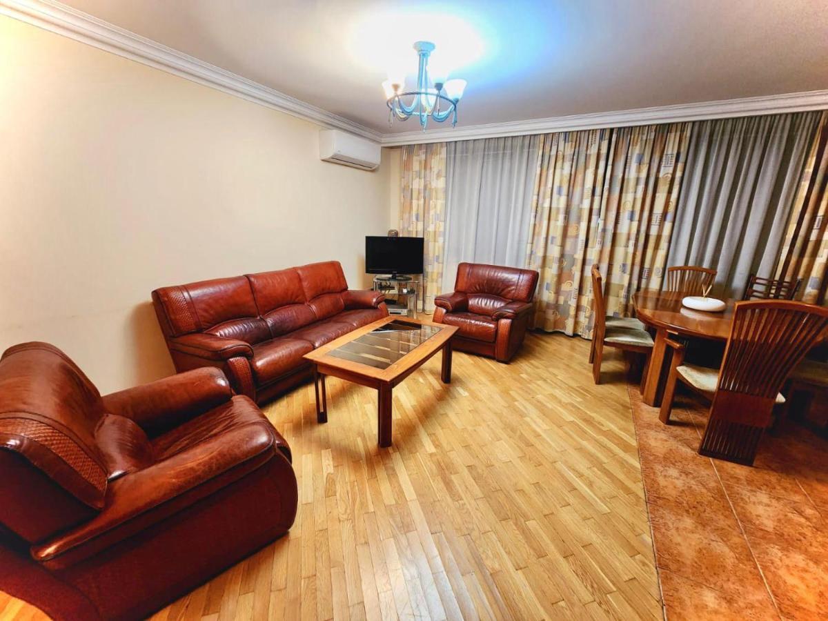 Family Spacious 3 Bedroom Apartment In The Middle Of City Center, Next To North Avenue 耶烈万 外观 照片