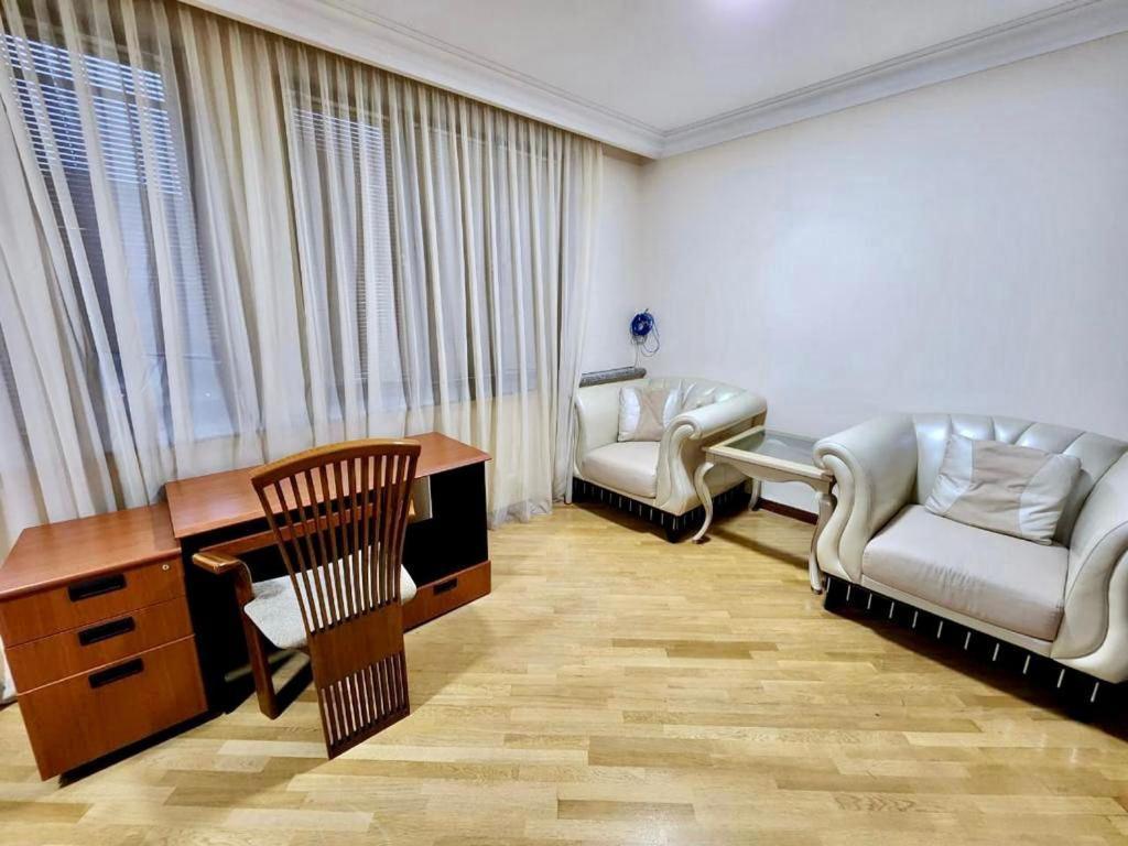 Family Spacious 3 Bedroom Apartment In The Middle Of City Center, Next To North Avenue 耶烈万 外观 照片